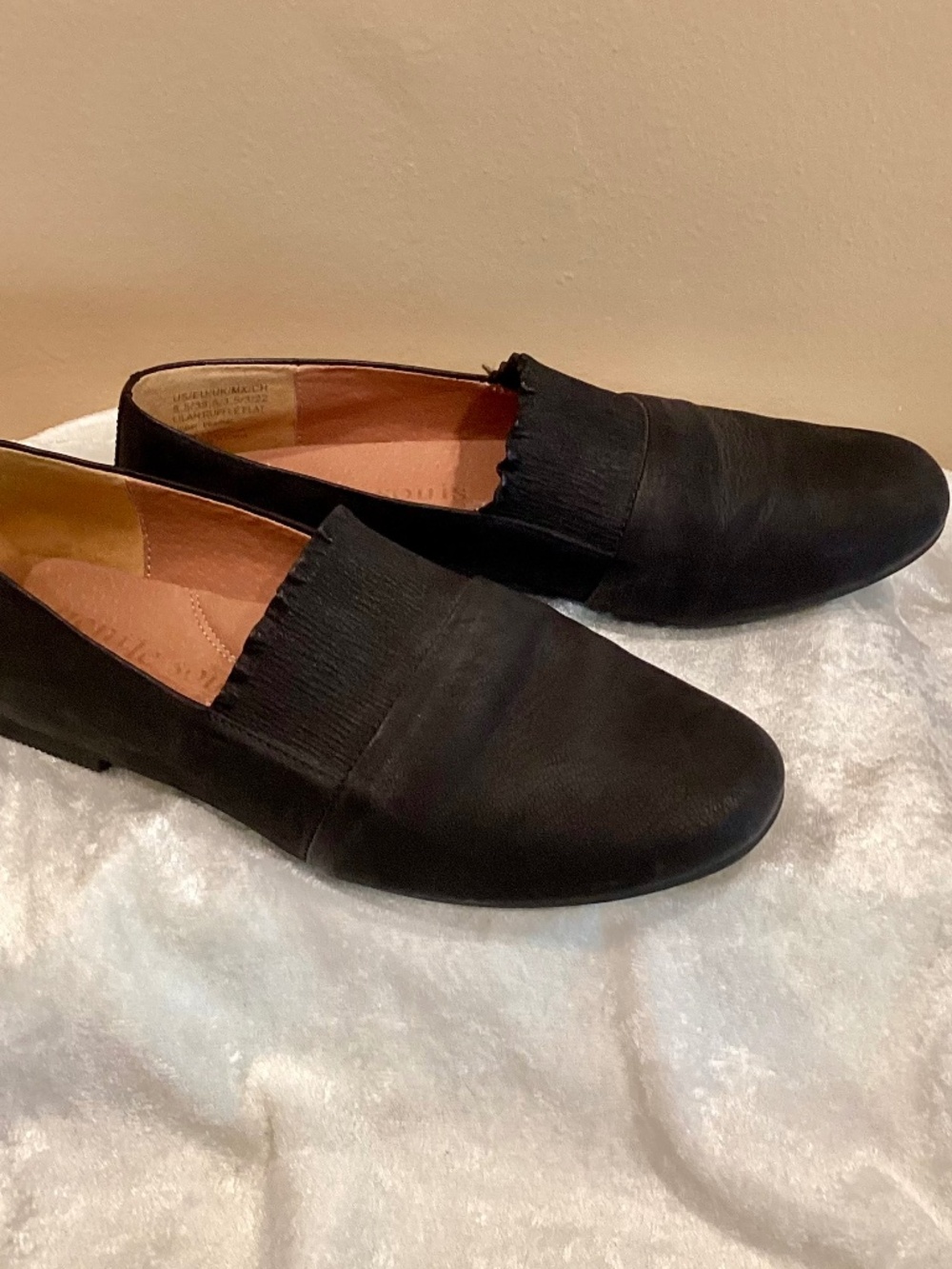 Gentle Souls by Kenneth Cole Black Leather Lilah Ruffle Flat/Loafer Size 5.5M